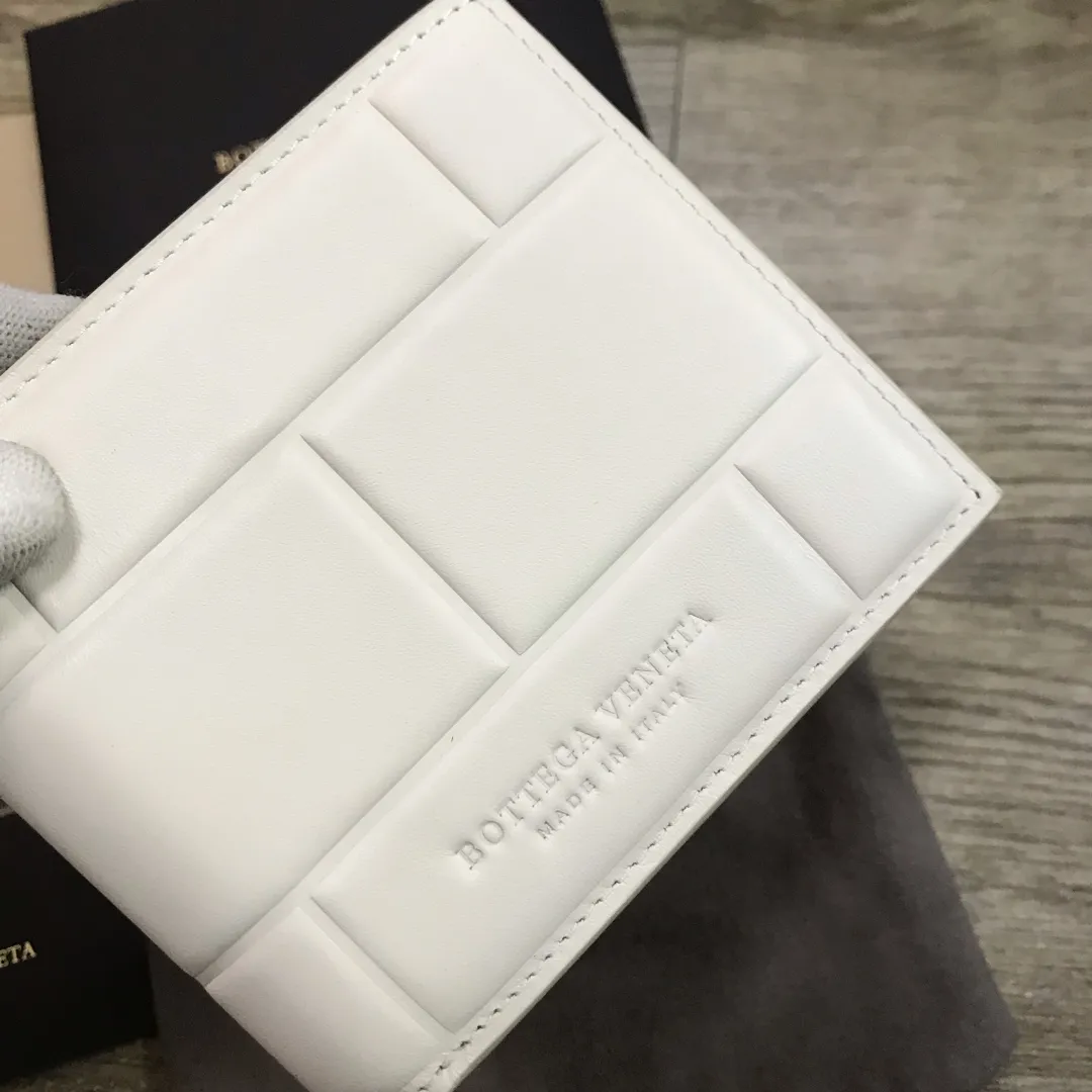 Padded leather wallet • 8 card slots, 1 bill compartment and 2 additional compartments • Check pattern nappa padding exterior • Smooth calfskin lining 778#